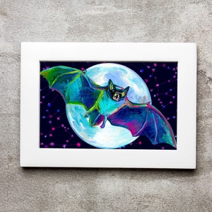 Puede incluir: Una pintura enmarcada de un murci&eacute;lago azul y verde volando frente a una luna llena con un fondo de cielo nocturno estrellado.