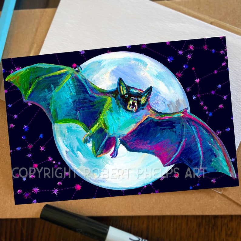 Puede incluir: Un murci&eacute;lago vibrante, azul, verde y morado vuela frente a una luna llena con un fondo de cielo nocturno estrellado. El murci&eacute;lago tiene una expresi&oacute;n feroz y est&aacute; pintado en un estilo estilizado, casi abstracto.