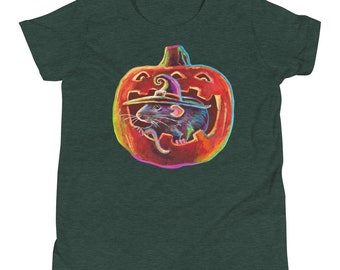 Puede incluir: Una camiseta verde oscuro con una ilustración colorida de una rata con un sombrero de bruja dentro de una calabaza de Halloween.