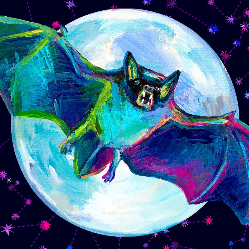 Puede incluir: Un murci&eacute;lago azul y verde vibrante con un ala rosa vuela frente a una gran luna blanca con un brillo azul. El fondo es azul oscuro con estrellas rosas y azules.