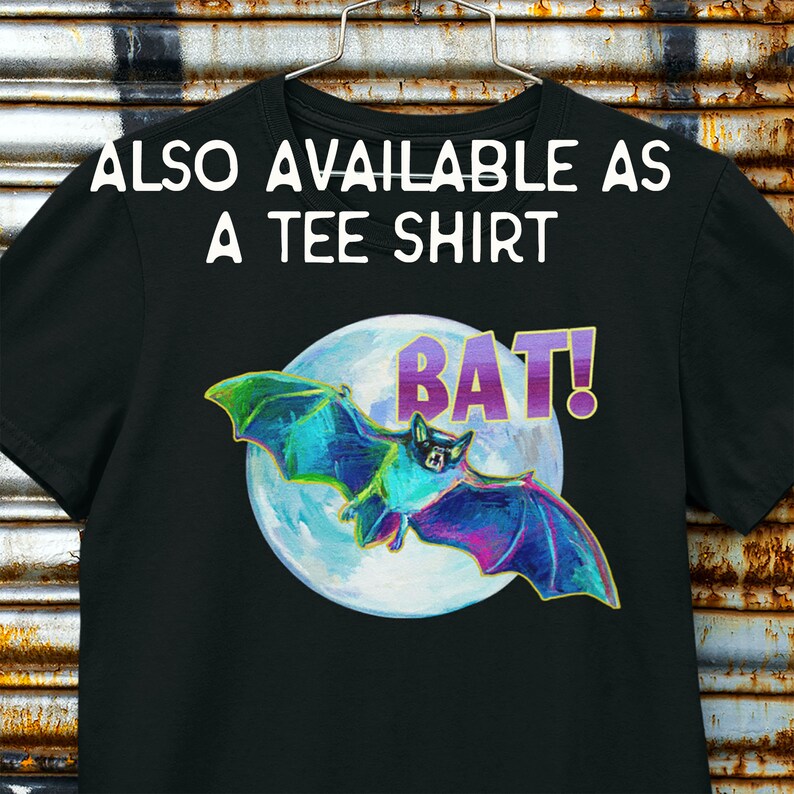 Puede incluir: Camiseta negra con el texto "ALSO AVAILABLE AS A TEE SHIRT" y un gr&aacute;fico de un murci&eacute;lago morado y azul volando frente a una luna blanca con el texto "BAT!" en morado.