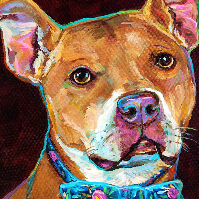 Puede incluir: Una pintura de un perro marr&oacute;n y blanco con una pajarita azul. El perro tiene la nariz rosa y los ojos marrones. El fondo es de color rojo oscuro.