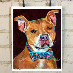 Puede incluir: Una pintura de un pitbull marr&oacute;n y blanco con una pajarita azul con flores rosas. El perro mira al espectador con una expresi&oacute;n feliz. El fondo es de color rojo oscuro. La pintura est&aacute; firmada "Robert Phelps" en la esquina inferior izquierda y "Robert Phelps" en la esquina inferior derecha.
