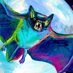 Puede incluir: Una pintura vibrante de un murci&eacute;lago con alas azul brillante, verde y morado, volando frente a una luna llena. El murci&eacute;lago tiene una expresi&oacute;n amenazante con dientes afilados y una boca abierta de par en par.