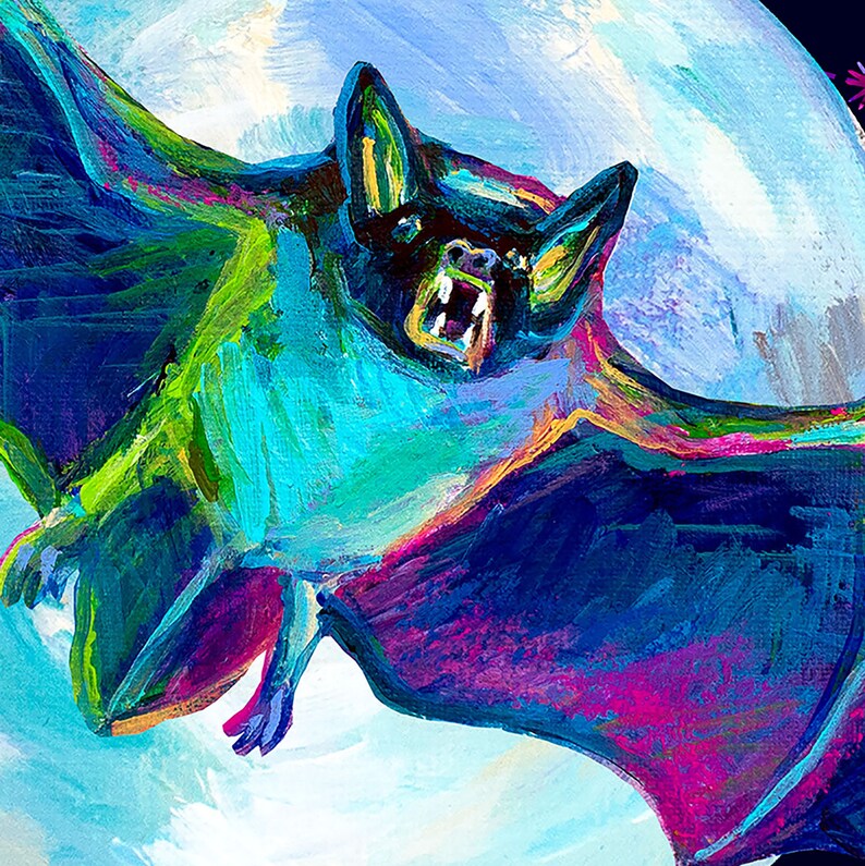 Puede incluir: Una pintura vibrante de un murci&eacute;lago con alas azul brillante, verde y morado, volando frente a una luna llena. El murci&eacute;lago tiene una expresi&oacute;n amenazante con dientes afilados y una boca abierta de par en par.