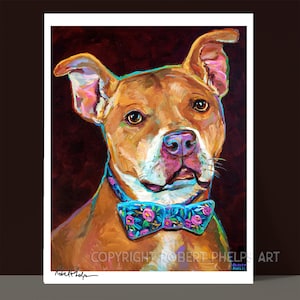 Puede incluir: Una pintura de un pitbull marr&oacute;n y blanco con una pajarita azul con flores rosas. El perro est&aacute; mirando directamente al espectador con una expresi&oacute;n seria. El fondo es de color rojo oscuro.
