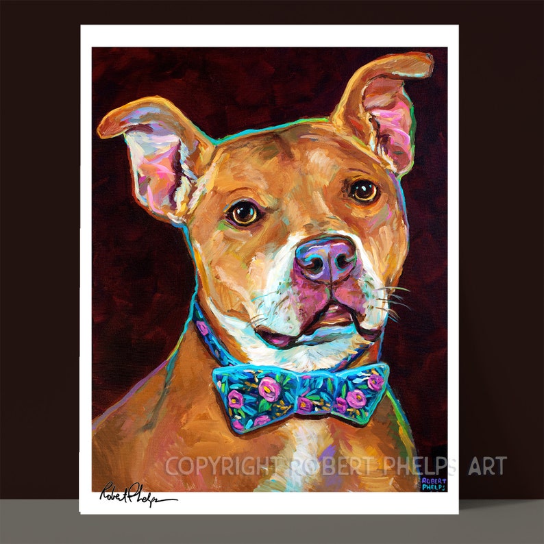 Puede incluir: Una pintura de un pitbull marr&oacute;n y blanco con una pajarita azul con flores rosas. El perro est&aacute; mirando directamente al espectador con una expresi&oacute;n seria. El fondo es de color rojo oscuro.