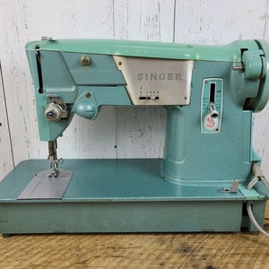 Vintage White Brand Sewing Machine W/ Foot Pedal Zigzag Stitcher Blue Model  762 Decorative Prop Decor Seamstress Gift Mid Century Modern -  Israel
