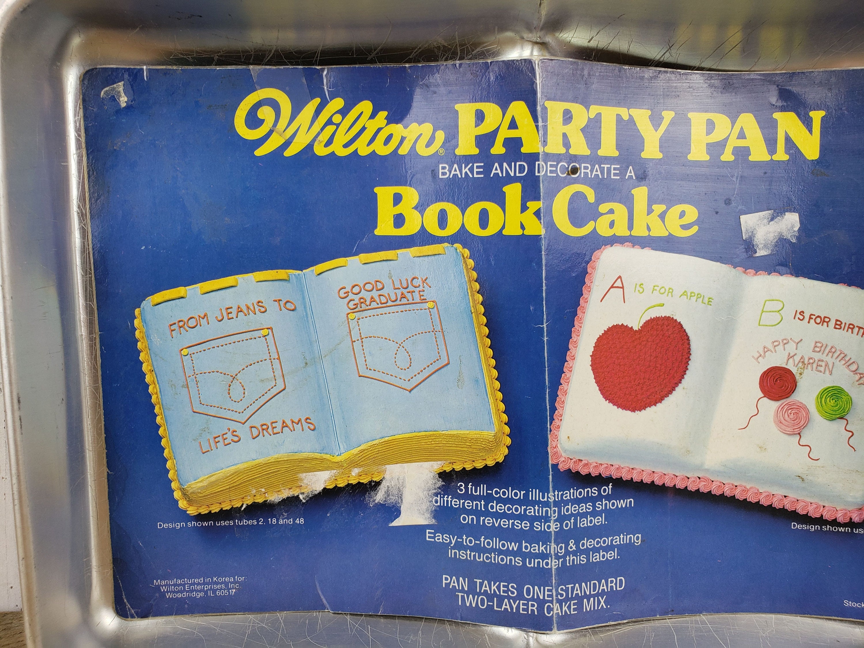 Book top cake pan