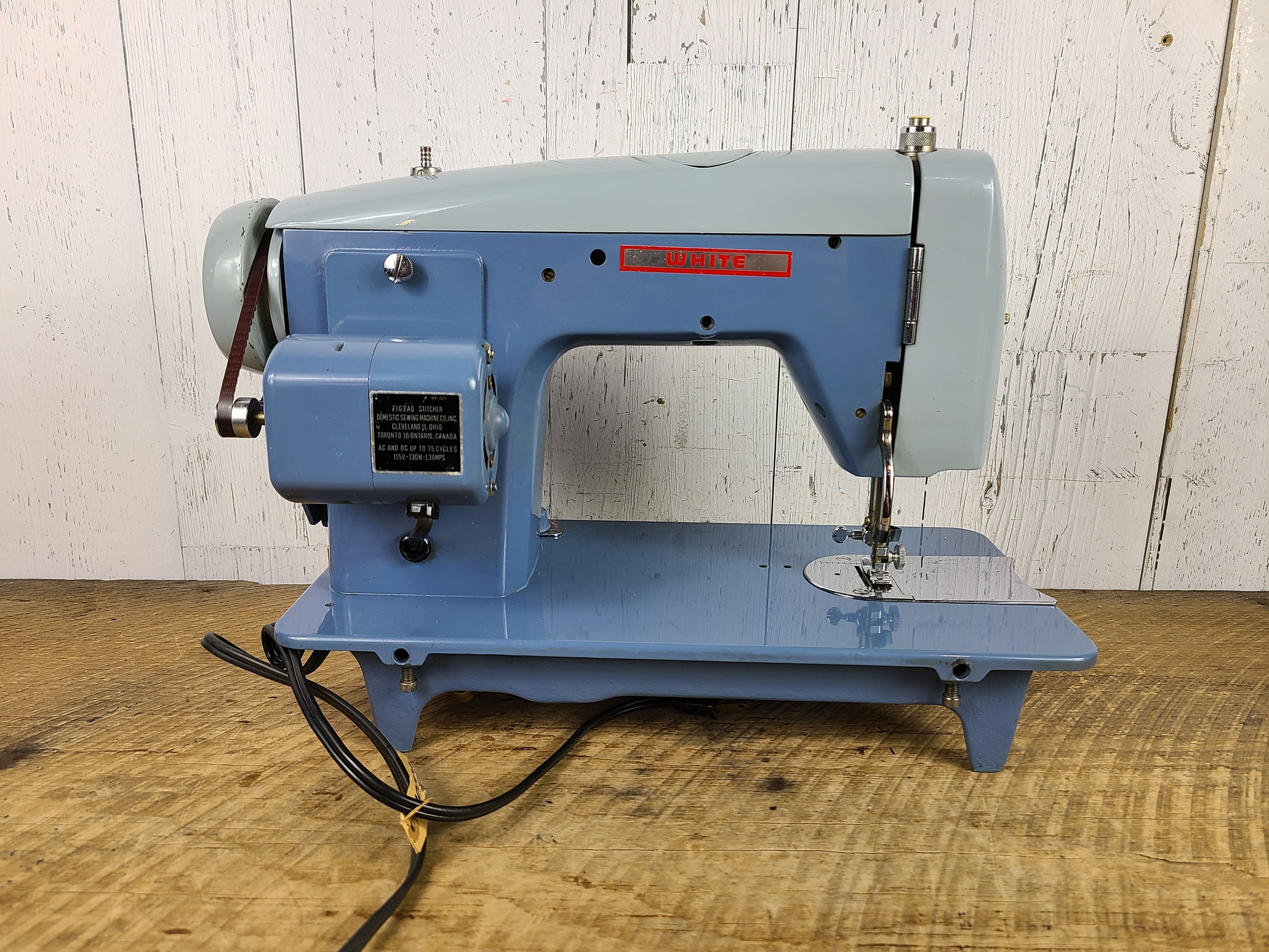 The White House - rare blue zig zag de-luxe vintage sewing machine