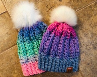 Muster - Gemütliche Mütze mit Zopfmuster Muster - Mütze - Häkelmütze - Häkeln - Muster - Häkelmütze mit Zopfmuster - Häkelmütze mit Zopfmuster - Kunstfell Pom