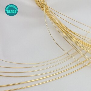 Pu&ograve; includere: Primo piano di un fascio di filo color oro. Il filo &egrave; sottile e flessibile, ed &egrave; perfetto per creare gioielli o altri piccoli progetti.