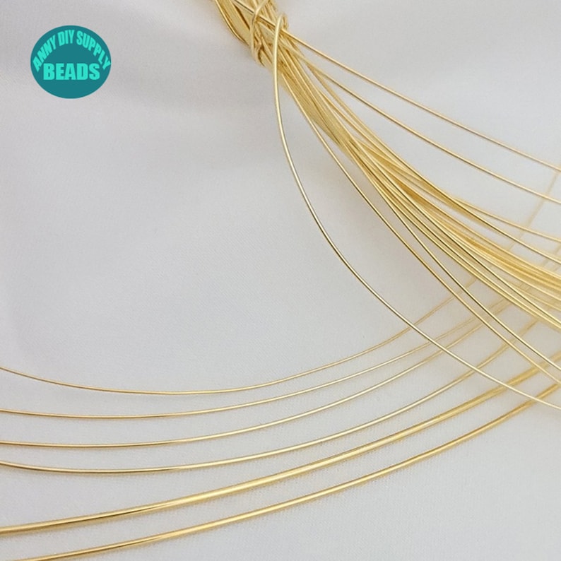 Pu&ograve; includere: Primo piano di un fascio di filo color oro. Il filo &egrave; sottile e flessibile, ed &egrave; perfetto per creare gioielli o altri piccoli progetti.