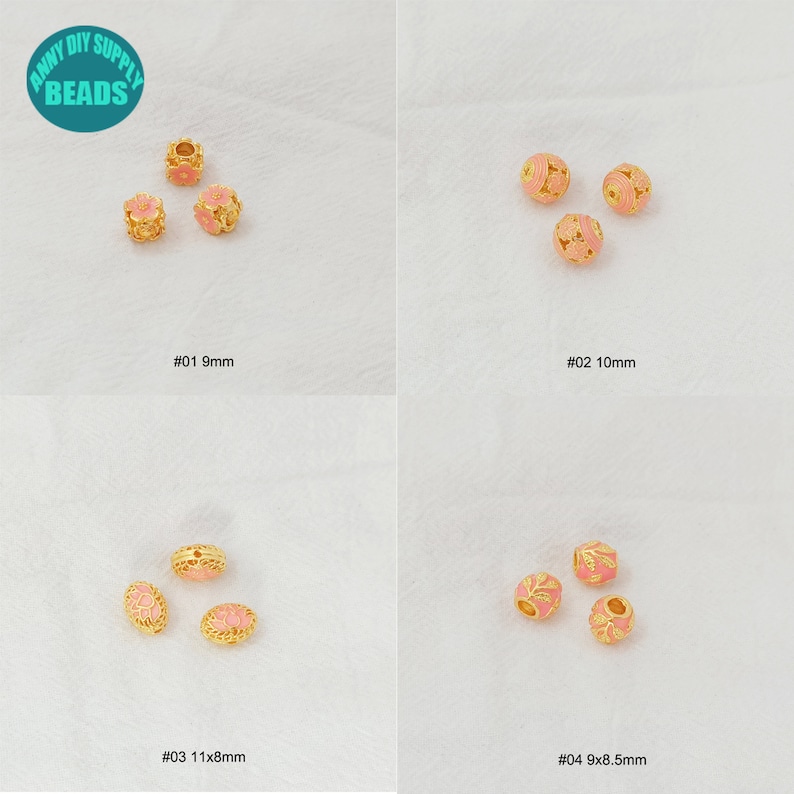 K&ouml;nnte beinhalten: Vier verschiedene Gr&ouml;&szlig;en von rosa und goldenen Perlen mit filigranen Blumenmustern. Die Perlen sind in Reihen auf einem wei&szlig;en Hintergrund angeordnet. Die Perlen sind mit ihrer Gr&ouml;&szlig;e in Millimetern gekennzeichnet. #01 9mm, #02 10mm, #03 11x8mm, #04 9x8.5mm