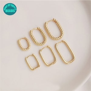 Op de afbeelding: Set van zes gouden creolen in verschillende maten en vormen. De oorbellen zijn allemaal gemaakt van een gedraaid metalen ontwerp.