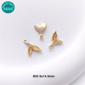 Puede incluir: Tres abalorios de cola de sirena de color dorado con un agujero en la parte superior para sujetarlos a joyas u otras manualidades. Los abalorios miden aproximadamente 9 mm por 14,5 mm. #05 9x14.5mm