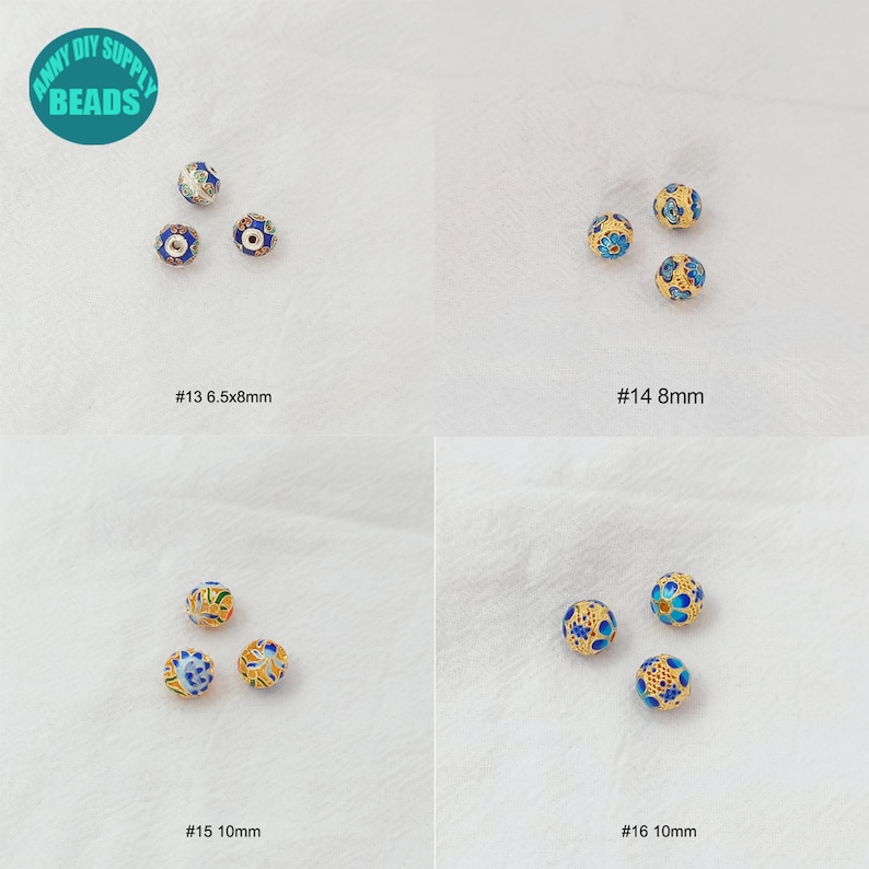 K&ouml;nnte beinhalten: Vier S&auml;tze blauer und goldener Emailleperlen mit Blumenmustern. Die Perlen sind in Gruppen von drei angeordnet, wobei jede Gruppe mit einer Nummer und einer Gr&ouml;&szlig;e in Millimetern gekennzeichnet ist. #13 6,5x8mm, #14 8mm, #15 10mm, #16 10mm.