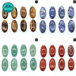 Pu&ograve; includere: Otto pietre di occhio di tigre ovali, otto pietre di sodalite blu ovali, otto pietre di aventurina verde ovali e otto pietre di diaspro rosso ovali.