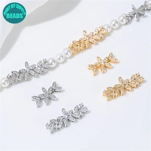 Peut inclure: Un ensemble de quatre connecteurs en forme de feuille dorés et argentés avec des strass transparents. Les connecteurs sont parfaits pour ajouter une touche d'éclat à vos projets de bijoux.