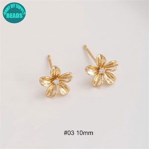 K&ouml;nnte beinhalten: Ein Paar goldene Blumenohrstecker mit einem kleinen, klaren Strassstein in der Mitte jeder Blume. Die Ohrringe sind 10 mm gro&szlig;. #03 10mm