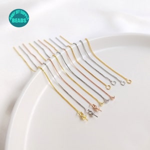 Puede incluir: Surtido de 12 extensores de pendientes de cadena en oro, plata y oro rosa. Los extensores miden aproximadamente 5 cm de largo y tienen un diseño de cadena de caja.