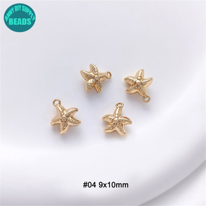 Puede incluir: Cuatro abalorios de estrella de mar de color dorado con superficie texturizada. Cada abalorio mide 9 mm por 10 mm. #04 9x10mm