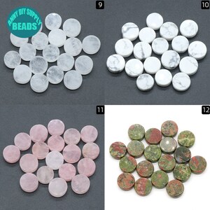 K&ouml;nnte beinhalten: Sortiment von 20 runden, flachen, polierten Edelsteinkabochons. Die Steine sind in vier Farben: wei&szlig;, rosa, gr&uuml;n und rot. Die Steine haben einen Durchmesser von etwa 2,5 cm.