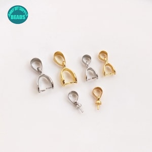 Puede incluir: Surtido de cierres de colgantes de oro y plata, también conocidos como abalorios de bail, para la elaboración de joyas. Estos cierres se utilizan para sujetar colgantes a collares o pulseras.