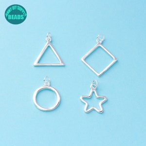 以下が含まれることがあります： 円形、三角形、星形、菱形の4つの銀色の金属製チャーム。チャームの上部には、ジュエリーやその他のクラフトに取り付けるためのループが付いています。