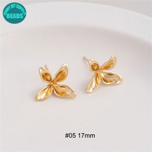 K&ouml;nnte beinhalten: Ein Paar goldfarbene Ohrring-Findings in Blumenform, jeweils 17 mm gro&szlig;. #05 17mm