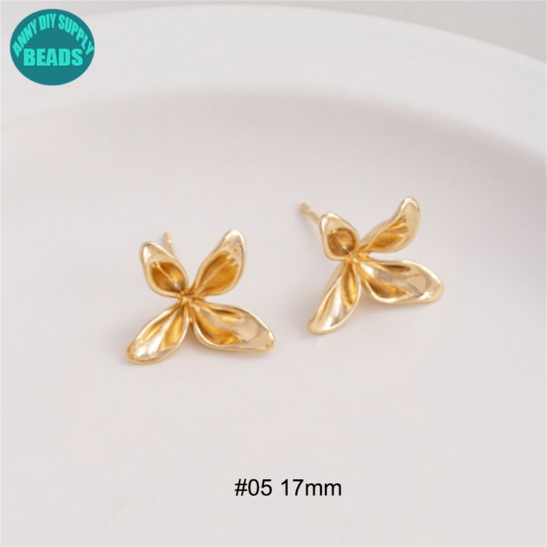 K&ouml;nnte beinhalten: Ein Paar goldfarbene Ohrring-Findings in Blumenform, jeweils 17 mm gro&szlig;. #05 17mm