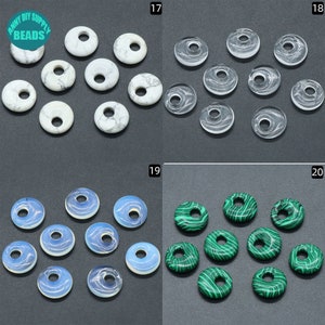 Puede incluir: Surtido de 10 cuentas en forma de rosquilla de varios colores y patrones. Las cuentas est&aacute;n hechas de piedra natural y tienen un agujero en el centro para enhebrar. Las cuentas est&aacute;n dispuestas en tres grupos de tres, con la cuenta restante en el centro.