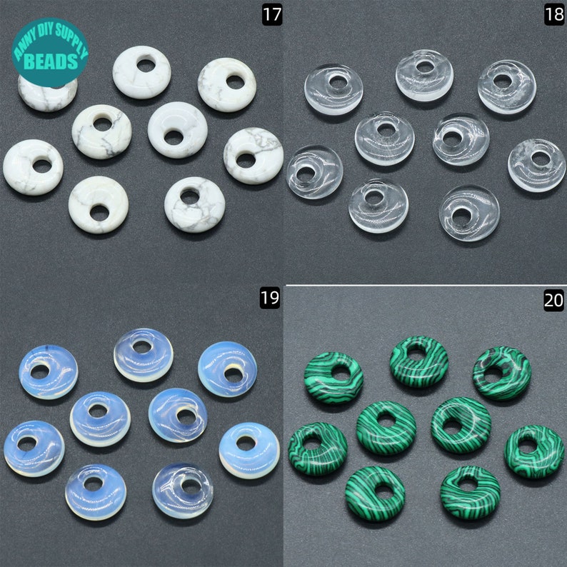 Puede incluir: Surtido de 10 cuentas en forma de rosquilla de varios colores y patrones. Las cuentas est&aacute;n hechas de piedra natural y tienen un agujero en el centro para enhebrar. Las cuentas est&aacute;n dispuestas en tres grupos de tres, con la cuenta restante en el centro.