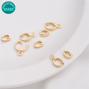 Puede incluir: Cierre de metal dorado para la elaboración de joyas. Estos cierres son de forma ovalada y tienen un mecanismo de resorte. Son perfectos para agregar un toque final a collares, pulseras y otros proyectos de joyería.