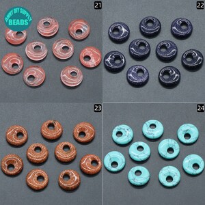 Puede incluir: Surtido de 10 cuentas de piedra preciosa en forma de rosquilla con un agujero en el centro. Las cuentas son de cuatro colores: rosa, azul, marr&oacute;n y turquesa. Las cuentas est&aacute;n dispuestas en cuatro grupos de 10, etiquetados como 21, 22, 23 y 24.