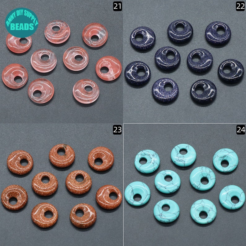 Puede incluir: Surtido de 10 cuentas de piedra preciosa en forma de rosquilla con un agujero en el centro. Las cuentas son de cuatro colores: rosa, azul, marr&oacute;n y turquesa. Las cuentas est&aacute;n dispuestas en cuatro grupos de 10, etiquetados como 21, 22, 23 y 24.