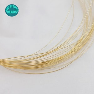 Pu&ograve; includere: Primo piano di un rotolo di filo color oro. Il filo &egrave; sottile e delicato, ed &egrave; avvolto strettamente attorno al rotolo. Il rotolo &egrave; fatto di un materiale plastico trasparente.