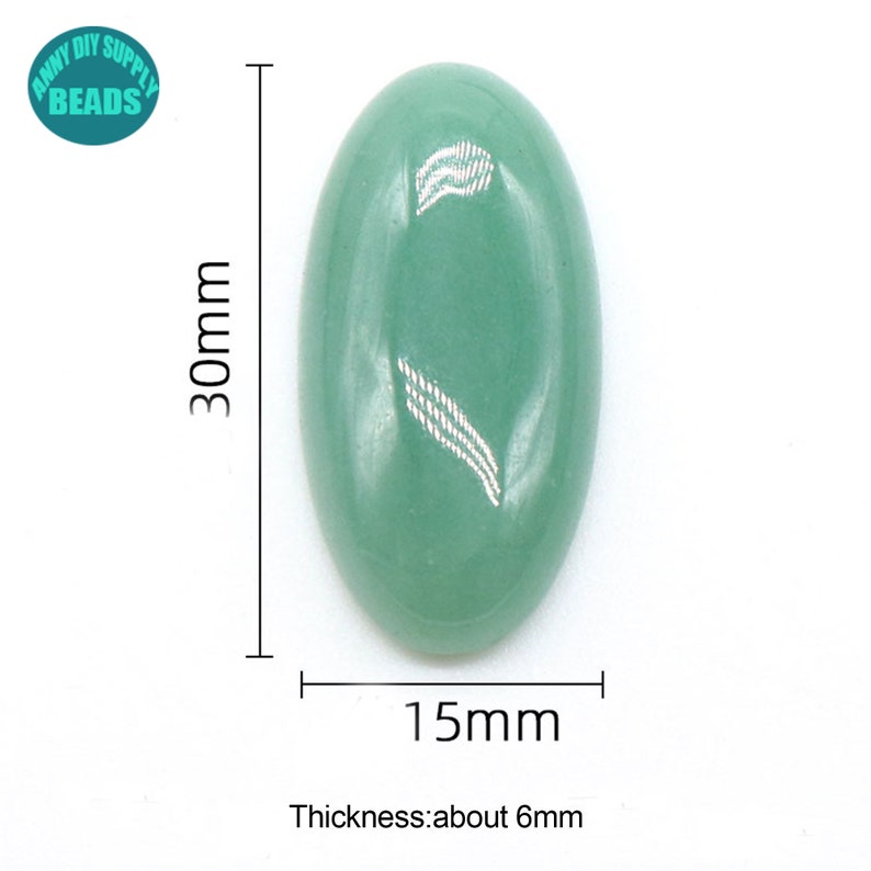Pu&ograve; includere: Una pietra preziosa cabochon ovale di colore verde chiaro con un design argentato. La pietra misura 30 mm per 15 mm e ha uno spessore di circa 6 mm.