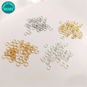 Op de afbeelding: Assortiment van kleine springringen in goud, zilver en antiek zilver. De springringen zijn ideaal voor het maken van sieraden en knutselen.