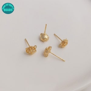 Pode incluir: Quatro achados de brincos em forma de rosa dourados com um laço lateral e um poste na parte de trás.