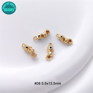 Puede incluir: Cuatro encantos de caballito de mar de color dorado con ojos negros. Cada encanto mide aproximadamente 5,5 mm por 13,5 mm. #08 5,5x13,5mm