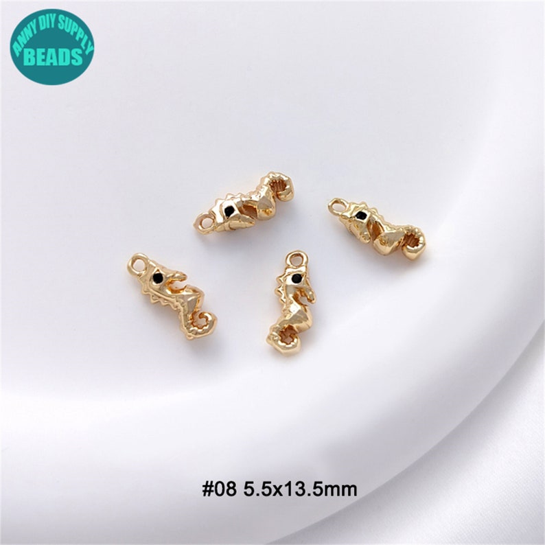 Puede incluir: Cuatro encantos de caballito de mar de color dorado con ojos negros. Cada encanto mide aproximadamente 5,5 mm por 13,5 mm. #08 5,5x13,5mm