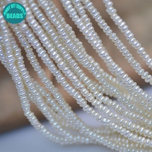 Può includere: Un filo di perle d'acqua dolce bianche, ogni perla è piccola e rotonda. Le perle sono infilate su un filo trasparente e sono disposte in un motivo sciolto e fluido. Le perle sono un'aggiunta classica ed elegante a qualsiasi collezione di gioielli.