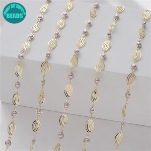 Könnte beinhalten: Fünf Stränge goldener Kette mit lila Perlen. Jede Kette hat ein sich wiederholendes Muster aus ovalen Gliedern mit einem Ausschnitt.