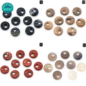 Puede incluir: Surtido de 10 cuentas de piedra de donut en varios colores y patrones. Las cuentas est&aacute;n hechas de &aacute;gata, jaspe y arenisca. Las cuentas tienen aproximadamente 2,5 cm de di&aacute;metro y tienen un agujero en el centro para enhebrar.