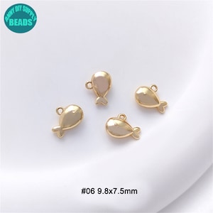 Puede incluir: Cuatro abalorios de pescado de color dorado con acabado de esmalte blanco. Los abalorios miden aproximadamente 9,8 mm por 7,5 mm. #06 9,8x7,5mm