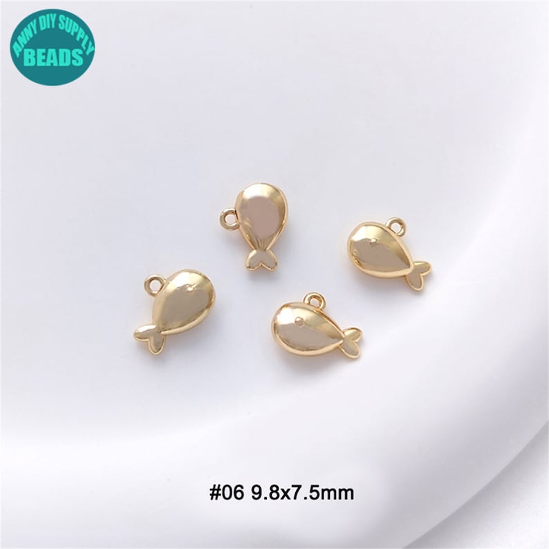 Puede incluir: Cuatro abalorios de pescado de color dorado con acabado de esmalte blanco. Los abalorios miden aproximadamente 9,8 mm por 7,5 mm. #06 9,8x7,5mm
