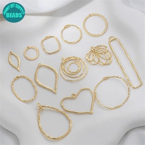 Peut inclure: Un ensemble de 13 ébauches de bijoux en métal doré de différentes formes, notamment des cercles, des ovales, des cœurs et des feuilles. Les ébauches ont une surface texturée et sont prêtes à être utilisées pour la fabrication.
