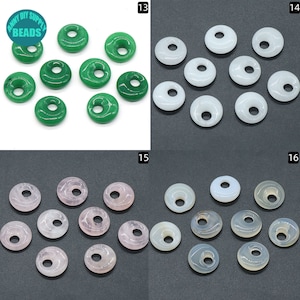 Puede incluir: Surtido de 10 cuentas verdes, 10 blancas y 10 rosadas en forma de donut con un agujero en el centro. Las cuentas est&aacute;n hechas de piedra natural y son perfectas para hacer joyas.