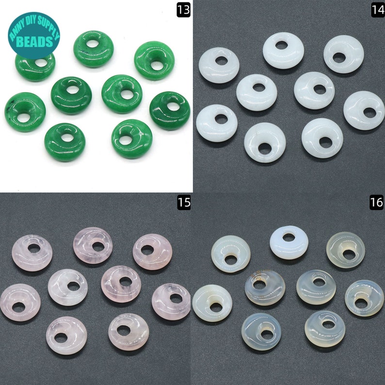 Puede incluir: Surtido de 10 cuentas verdes, 10 blancas y 10 rosadas en forma de donut con un agujero en el centro. Las cuentas est&aacute;n hechas de piedra natural y son perfectas para hacer joyas.